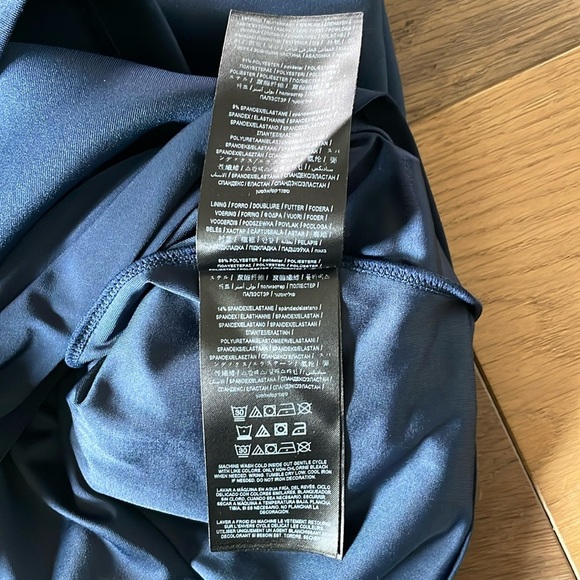 Guess Edrea Ruffled Cold Shoulder Dress Bodycon Navy Blue Size Large NWOT - Picture 10 of 12